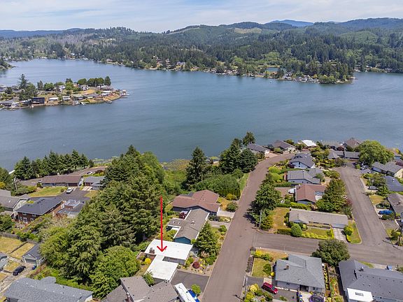 2nd image of 3027 NE 32nd Dr
