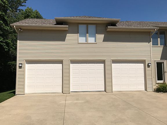 Spacious 3 car garage