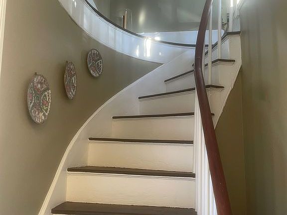 Stairway from foyer to LR