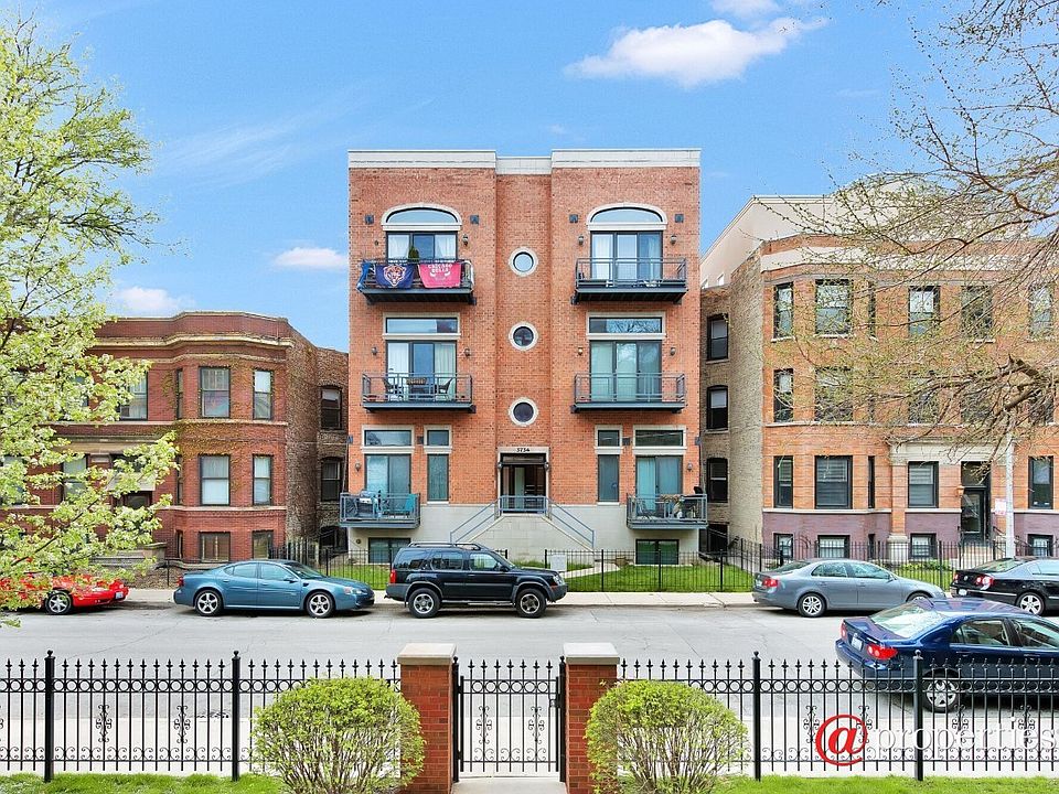 Wrigleyville 2 Bedroom Condo with Rooftop Deck!