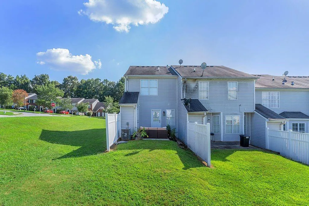 2 bed, 1.5 bath, 1360 sqft, $1,650 — Photo 2