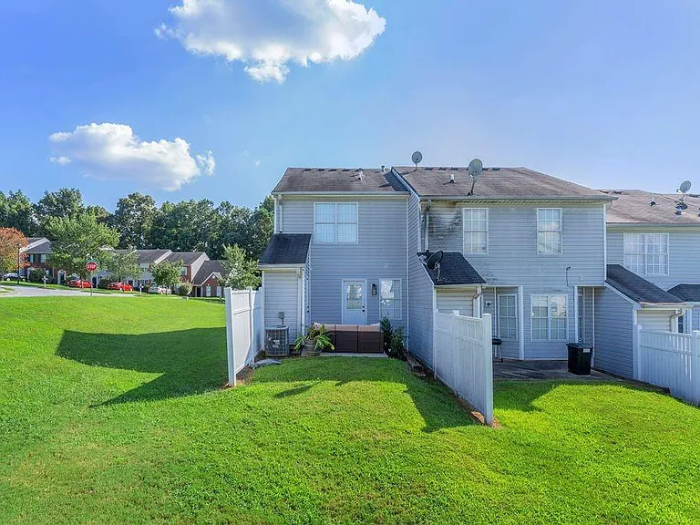 1327 Hollenbeck Ln — Photo 2
