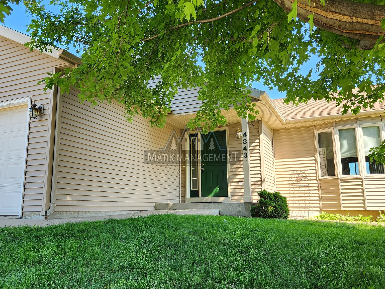 4 bed, $2,200 — Photo 1