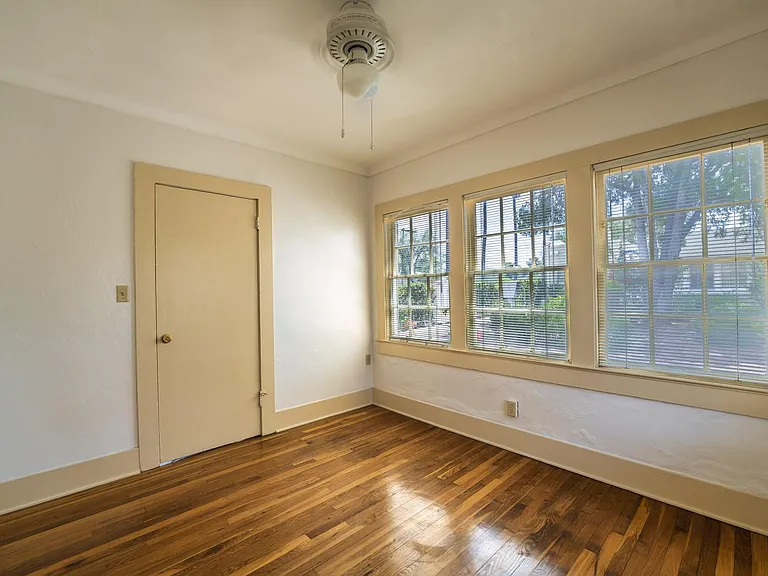 210 E 2nd St #2 — Photo 32