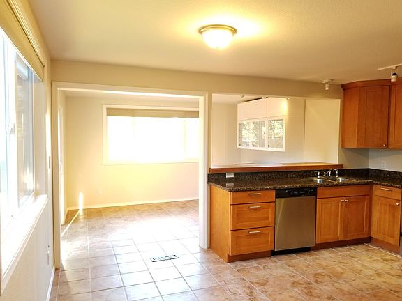 5th image of 12424 NE 72nd St