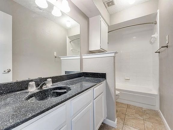 4th image of 4033 Evergreen Rd