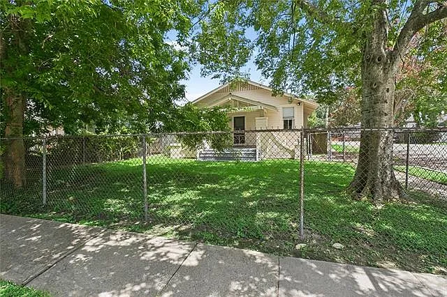 3 bed, 2.0 bath, 1582 sqft, $3,200 — Photo 2