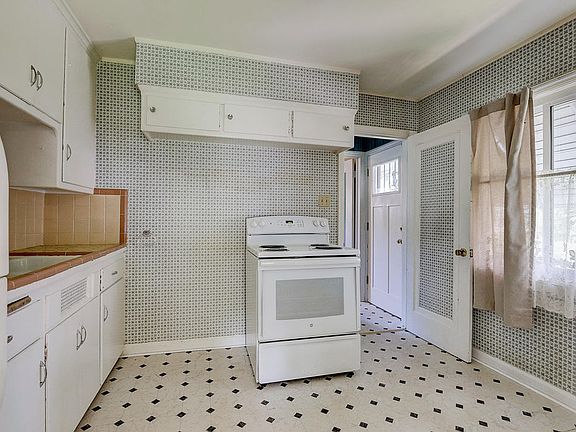 2nd image of 6102 W Richmond Ave