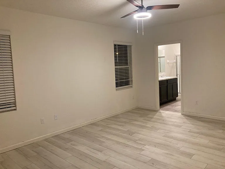 560 Sorrento Dr — Photo 8