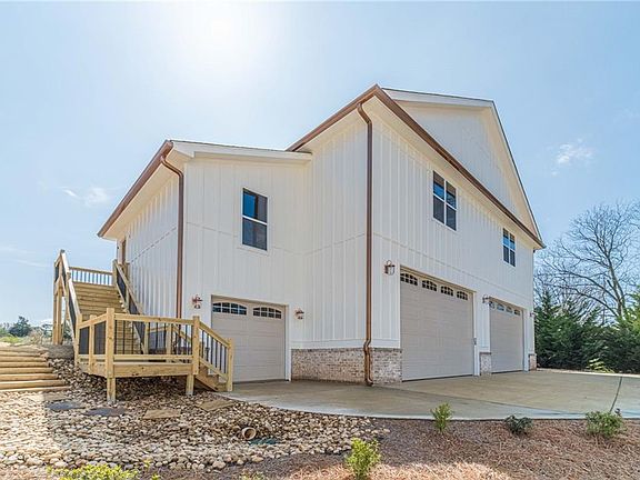 3rd image of 1009 Easy St