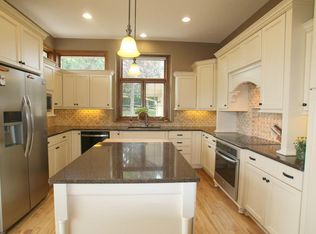 W300S3210 Snowdon Dr, Waukesha, WI 53189