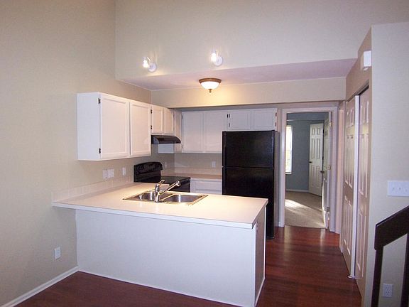 kitchen and breakfast bar