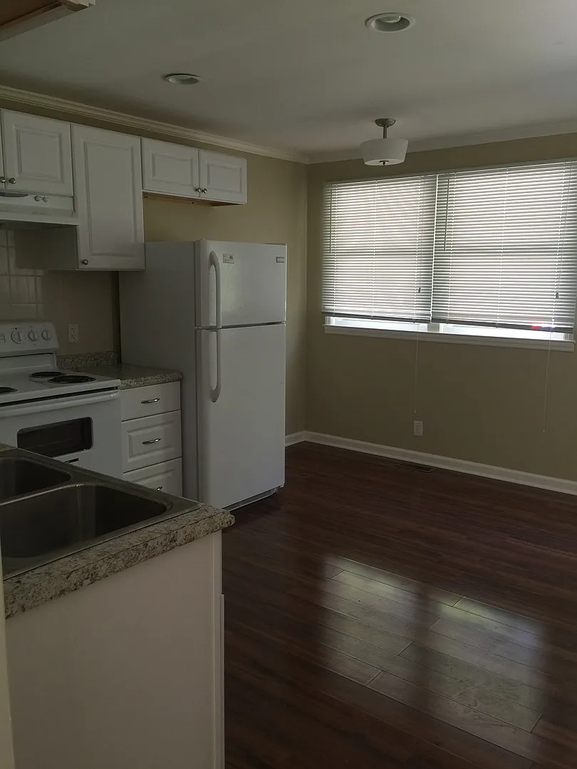 Immaculate duplex in Bellevue — Photo 4