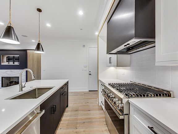 4th image of 4920 N Lincoln Ave #2S