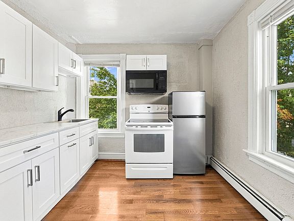 3rd image of 21 John St #2