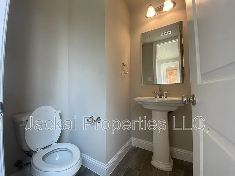 801 Ponds Edge Ln — Photo 10