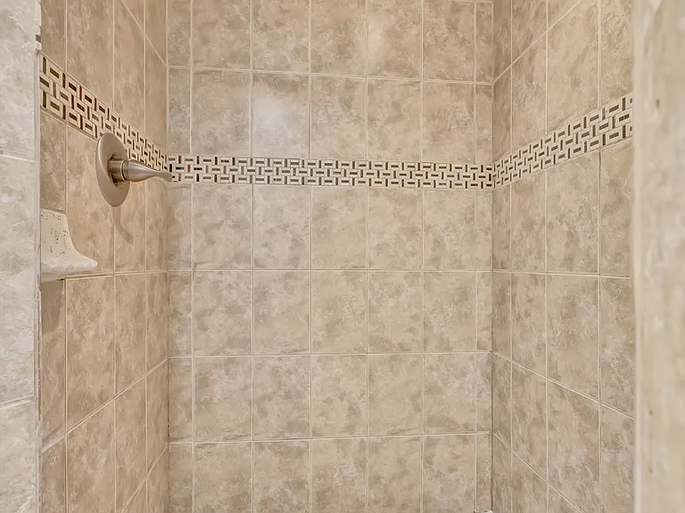 6426 Colonial Dr — Photo 21