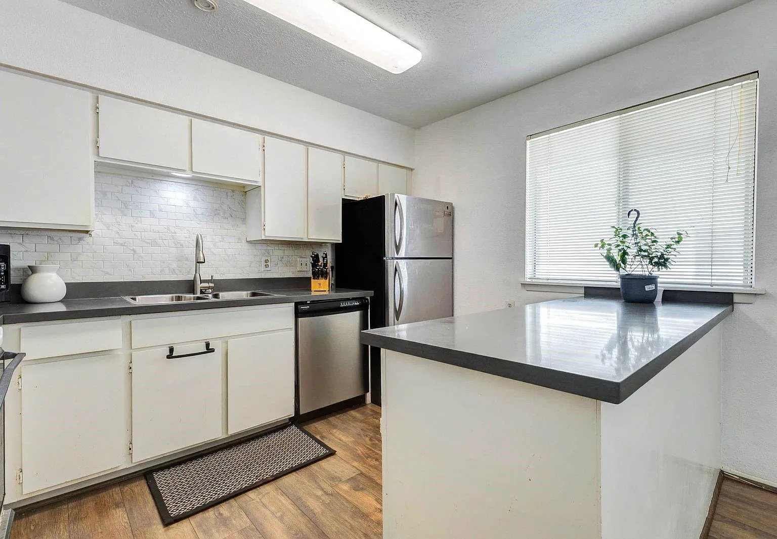 2 bed, 2.0 bath, 1068 sqft, $1,600 — Photo 3