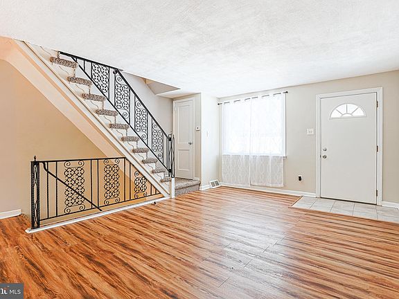 3rd image of 704 Hillcrest Dr