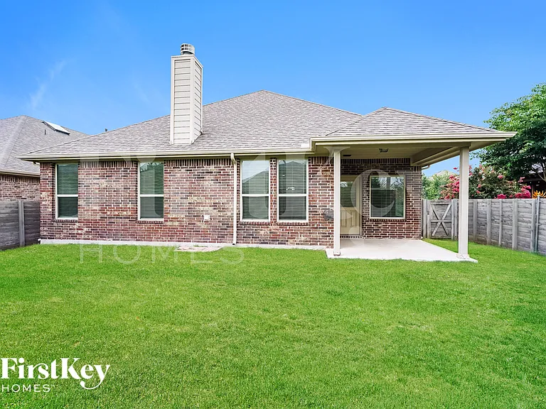 1724 Henderson Dr — Photo 18