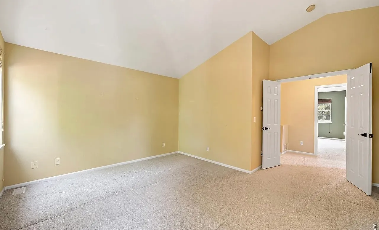 3 bed, 2304 sqft, $2,600 — Photo 4