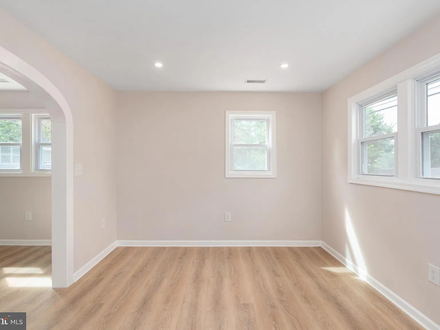 2 bed, 1.0 bath, 892 sqft, $2,500 — Photo 4