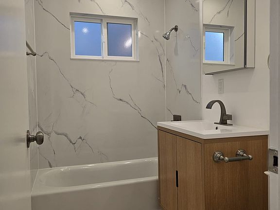 4th image of 520 Clayton St APT 2