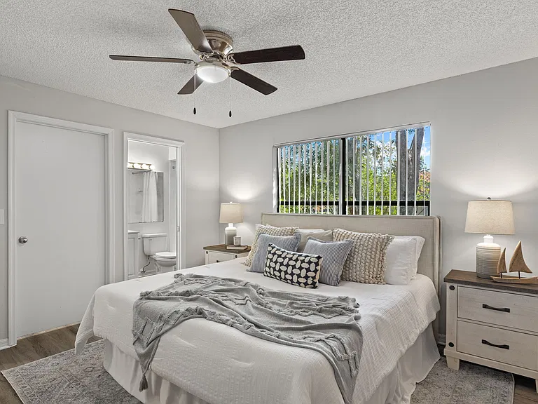 Oasis Naples Apartments — Photo 19