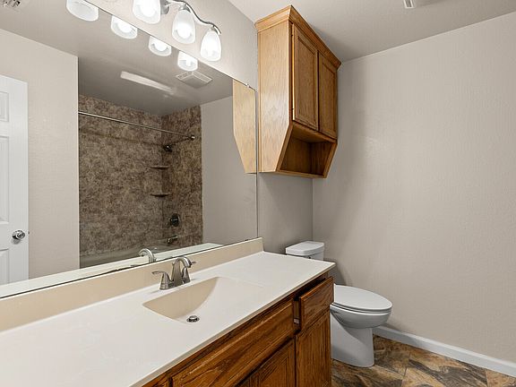 2nd image of 102 Applegrove Cir