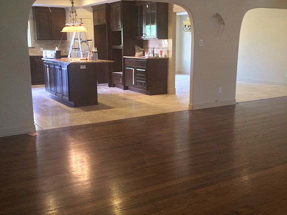 4th image of 1707 Oaks Dr