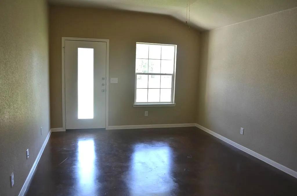 3 bed, 1300 sqft, $1,425 — Photo 2
