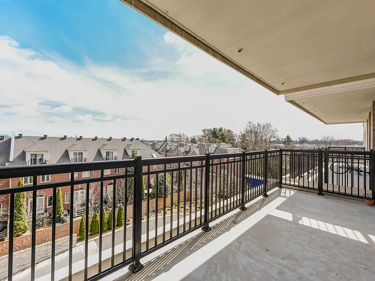 571 Prince Edward Dr N — Photo 31