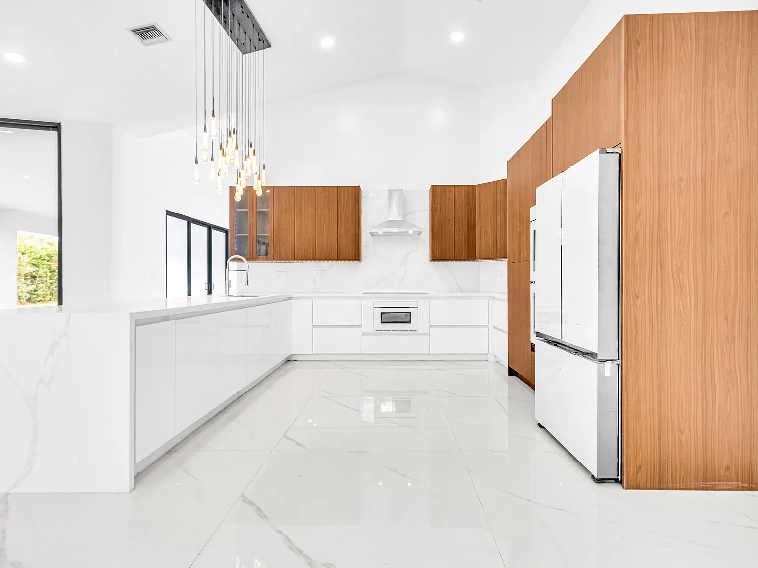 5 bed, 4.0 bath, 3178 sqft, $12,900 — Photo 3