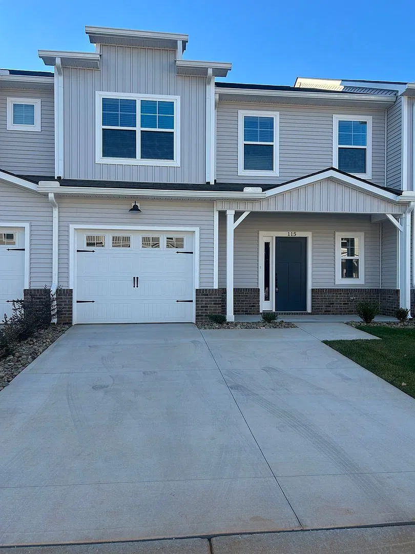 Spacious 3-Bedroom Greenville Home All Utilities Included! — Photo 1