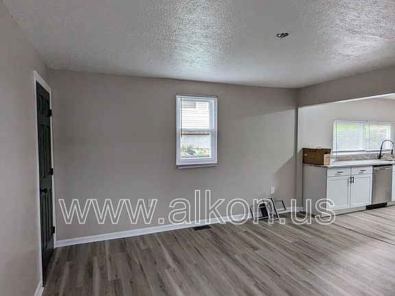 4th image of 102 Glenbury St