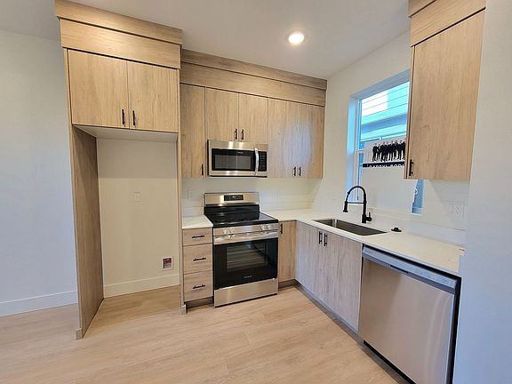 2nd image of 6611 N Fessenden St #6669