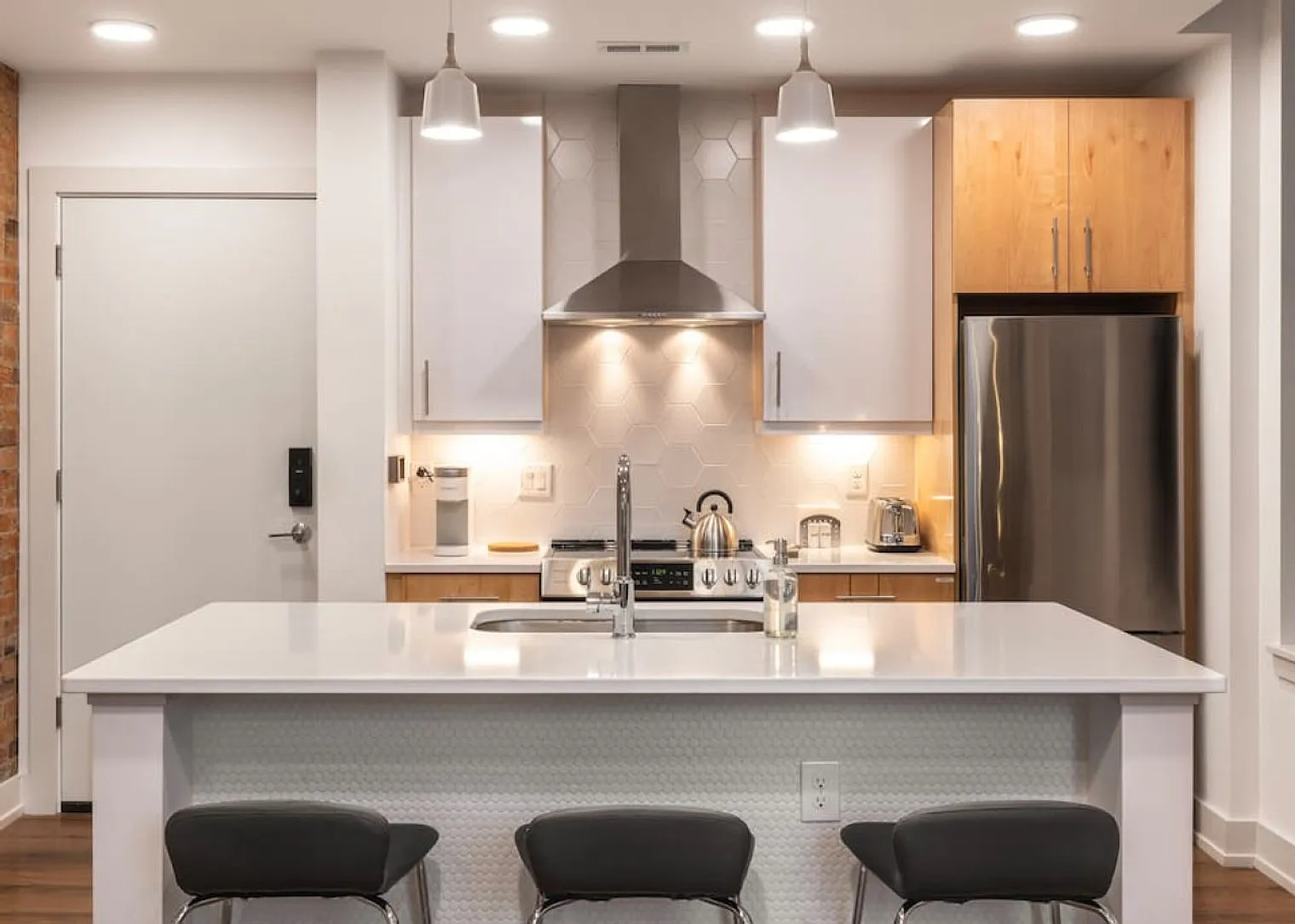 1 bed, 1.0 bath, 710 sqft, $2,571 — Photo 4