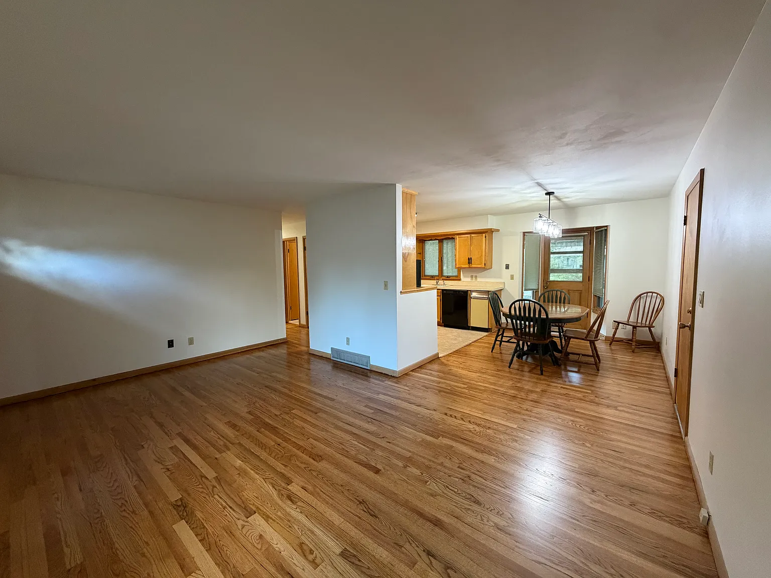 3 bed, 1100 sqft, $2,000 — Photo 4