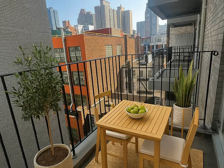 1470 1st Ave #6E — Photo 2