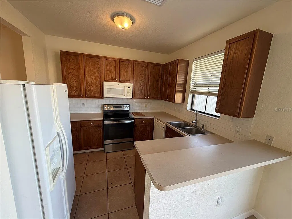 3 bed, 2.5 bath, 1596 sqft, $1,800 — Photo 3