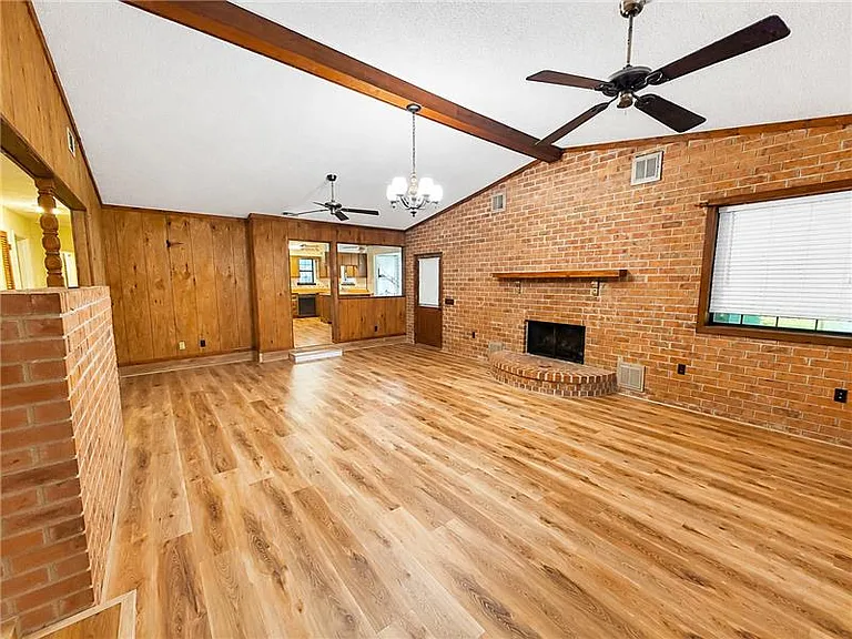 117 Maple Dr — Photo 2