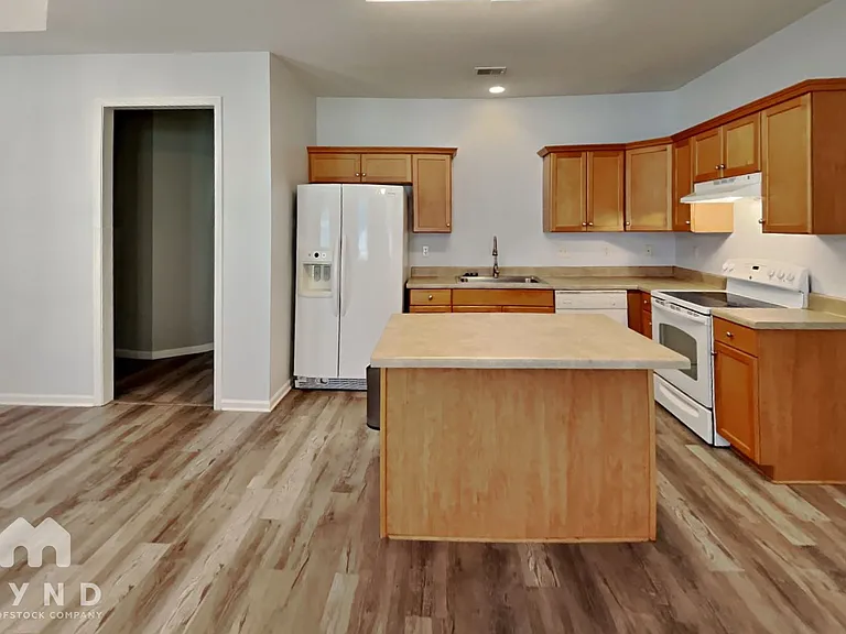 1007 Riviera Dr — Photo 4