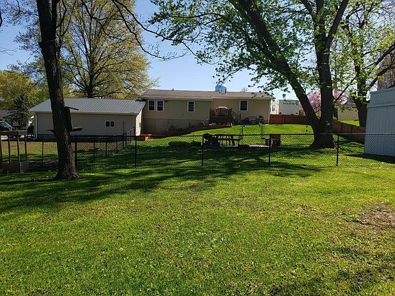 5th image of 301 E Poplar St