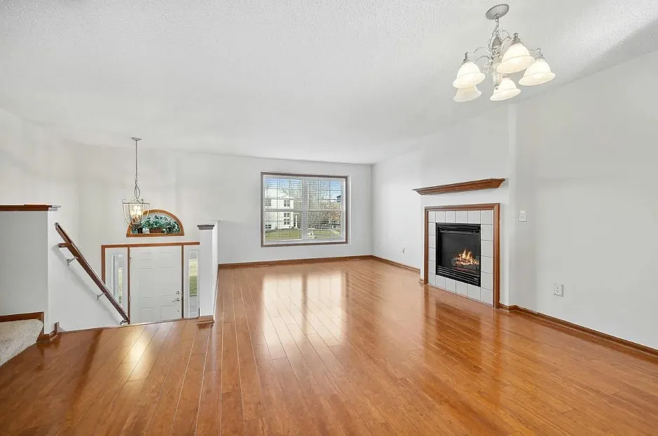 3 bed, 2.5 bath, 1982 sqft, $900 — Photo 2