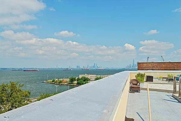 Sold by Daniel Gale Sotheby's International Realty | media 35