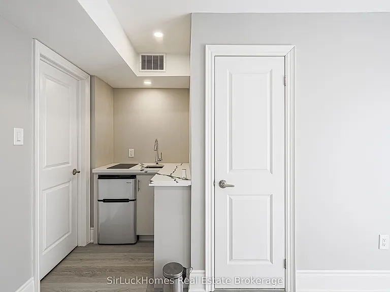 250 Richvale Dr S #22 — Photo 6