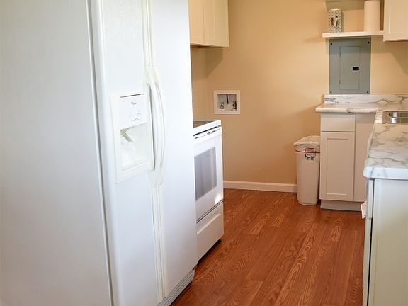 4th image of 409 Amor Pl
