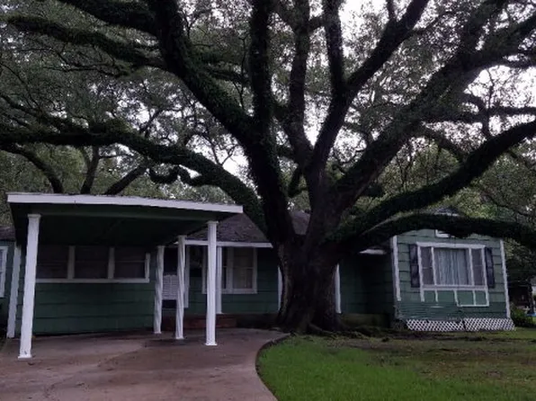 2704 Lombardy Dr, Port Arthur, TX 77642