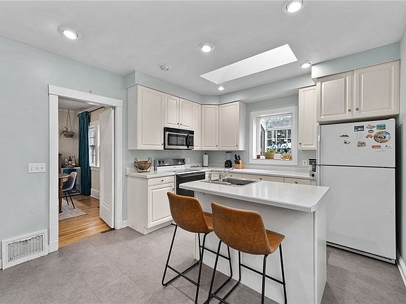 3rd image of 1711 State Street