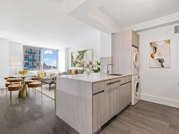 271 West 47th Street image 1 of 17